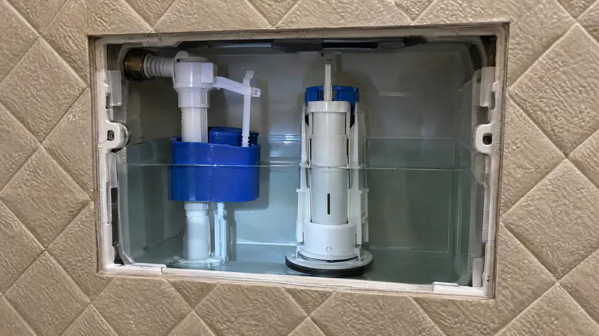 Panel açıklığından görünen rezervuar içi: şamandıra ve boşaltma ventili